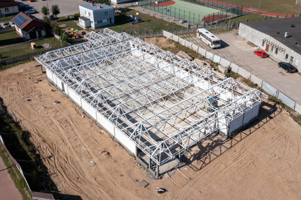 Dlaczego kompleksowa realizacja inwestycji stalowej w jednej firmie skraca czas budowy nawet o kilka tygodni